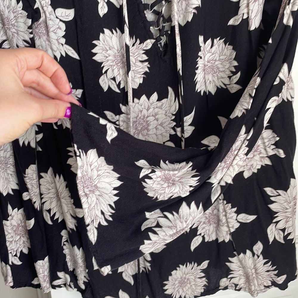Beautiful tie flower top with flowy arms - Picture 4 of 4